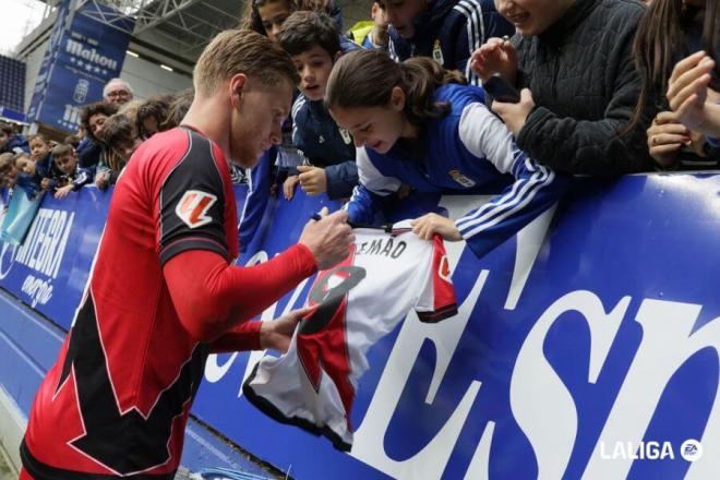 Alemao recibe el cariño de la afición del Real Oviedo en el Carlos Tartiere (Foto: LALIGA).
