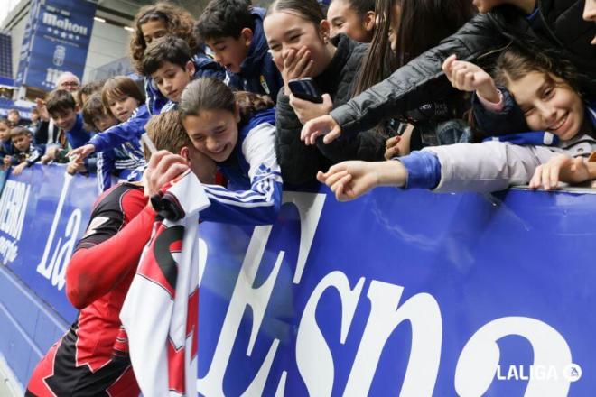 Alemao recibe el cariño de la afición del Real Oviedo en el Carlos Tartiere (Foto: LALIGA).