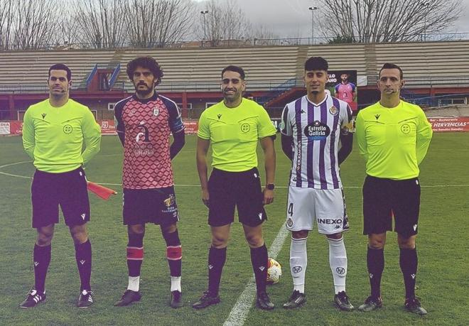 Iago Parente, junto al trío arbitral en Ávila (Foto: Real Valladolid).