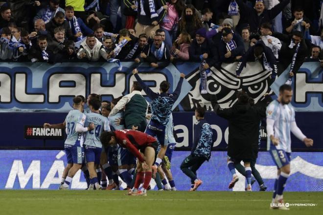 Los jugadores del Málaga celebran el gol de Galilea al Mirandés (Foto: LALIGA).