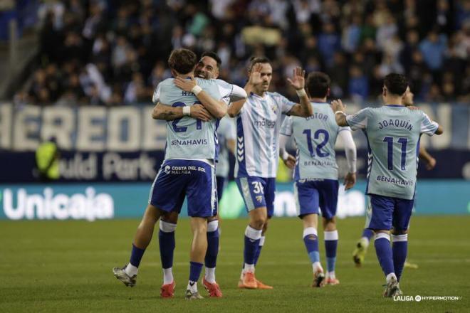 Los jugadores del Málaga celebran un gol ante el Mirandés (Foto: LALIGA)..jpeg