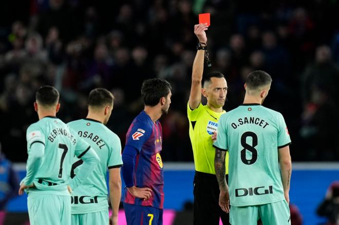 Sánchez Martínez expulsa a Oihan Sancet en el Barcelona-Athletic (Foto: EFE).