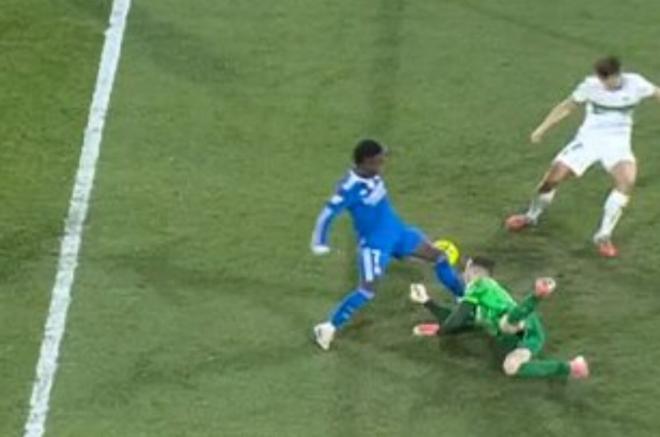 El choque entre Vinicius e Iñaki Peña en el Elche-Real Madrid.