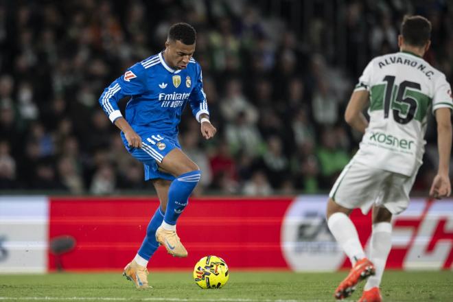 Kylian Mbappé encara a Álvaro Núñez en el Elche-Real Madrid (Foto: Europa Press).