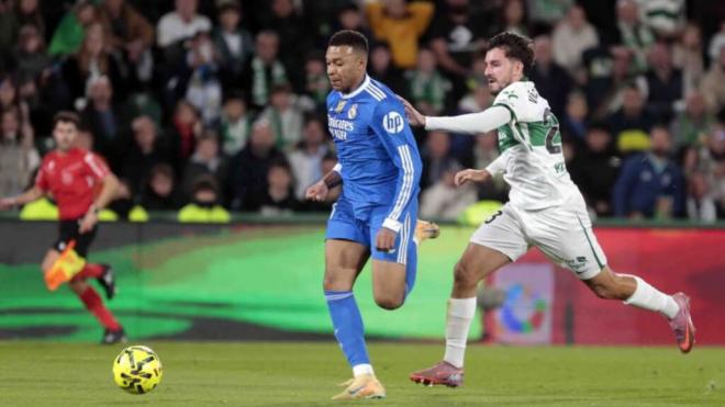 Kylian Mbappé supera a Víctor Chust durante el Elche - Real Madrid (foto: Cordon Press).