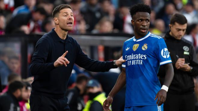 Xabi Alonso, junto a Vinicius en un partido del Real Madrid (foto: Cordon Press)