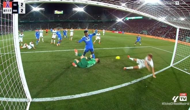 El momento del choque entre Vinicius e Iñaki Peña. (Movistar)