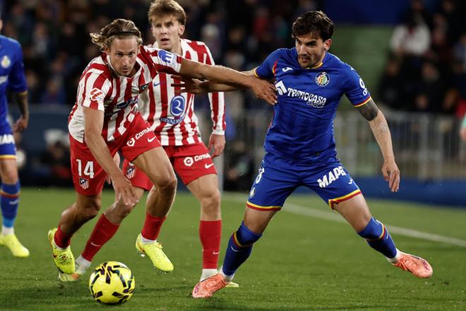 Marcos Llorente y Mauro Arambarri pelean un balón en el Getafe-Atlético (Foto: EFE).