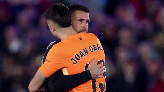 Unai Simón se abraza a Joan García en el Camp Nou (Foto: Athletic Club).