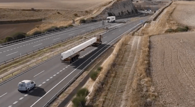 Traslado de las vigas de la cubierta del Nou Mestalla