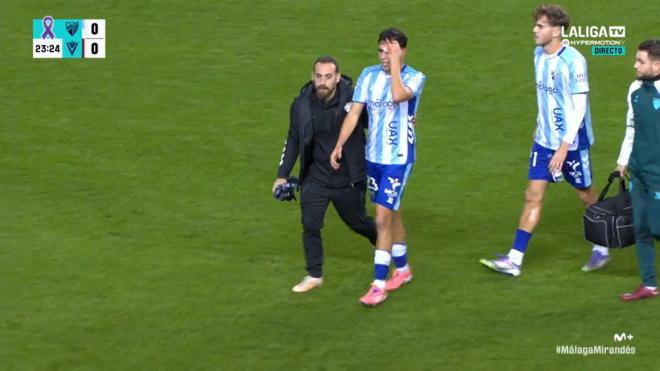 Izan Merino, con una brecha tras chocar con un rival.