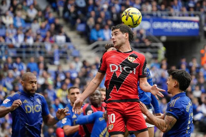 Sergio Camello, en una jugada del Oviedo-Rayo (FOTO: EFE).
