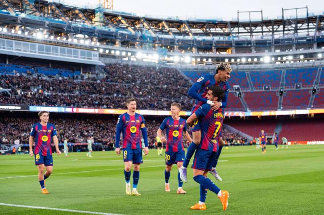 El Barça celebrando en el Camp Nou (Cordon Press)
