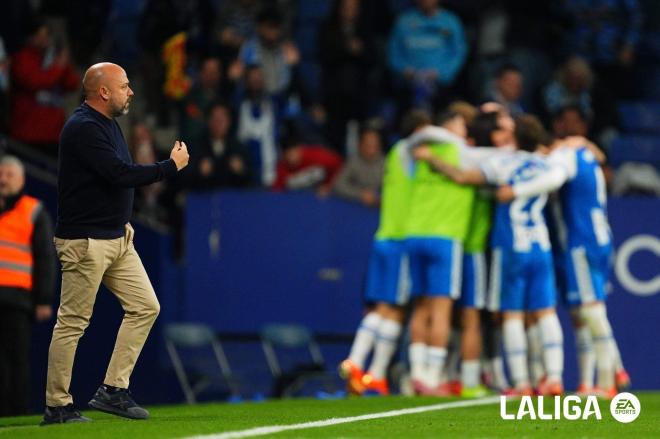 Manolo González ante el Sevilla en Cornellà. (Foto: LALIGA)