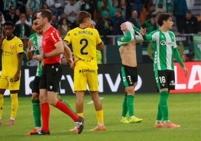 Antony lamenta su expulsión en el Betis-Girona (FOTO: Cordón Press)