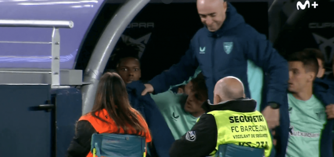 Nico Williams, en el banquillo del Camp Nou. (Foto: Movistar)