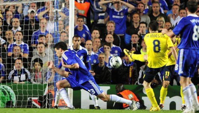 Iniesta marcando ante el Chelsea (Redes Sociales)