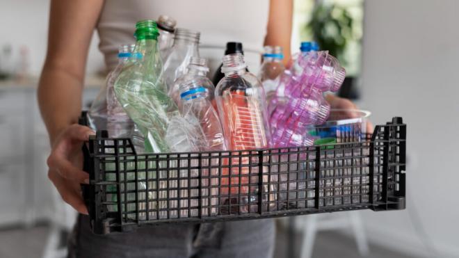 Diversos envases de plástico en una caja (Freepik)