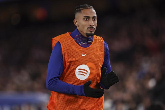 Raphinha calienta antes de salir al campo ante el Athletic (Foto: Europa Press)