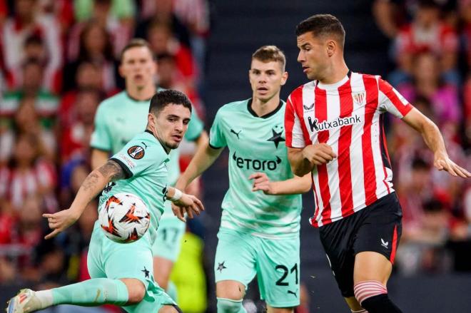 Gorka Guruzeta lucha ante el Slavia de Praga en San Mamés en el 2024 (Foto: Athletic Club).