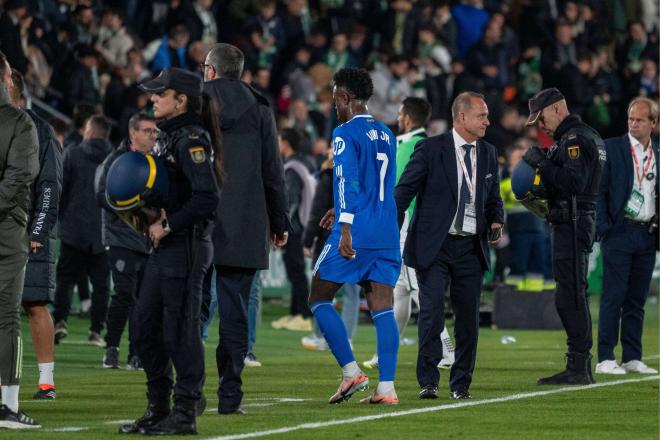 Vinicius se retira del Elche-Real Madrid (FOTO: Cordón Press).