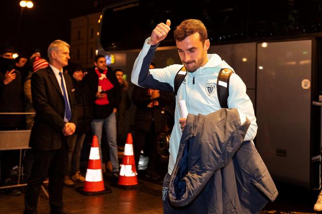 Iñigo Lekue saluda a su llegada a Praga (Foto: Athletic Club).