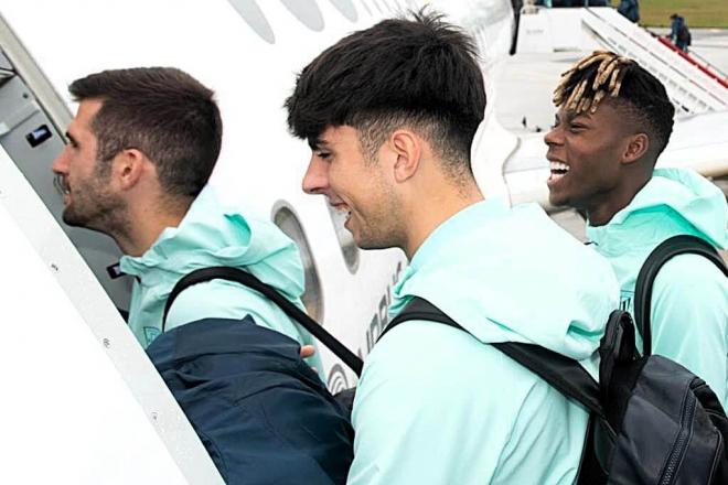 Areso, Rego y Nico Williams subían de buen humor al avión para jugar en Praga (Foto: Athletic Club).