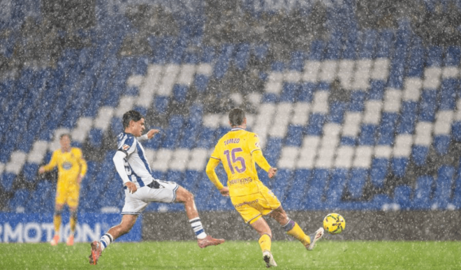 Pablo Tomeo despejando el esférico en el Reale Arena