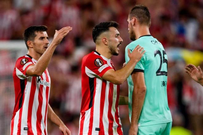 Dani Vivian y Aitor Paredes se saludan con Thomas Chory del Slavia de Praga en San Mamés (Foto: Athletic Club).