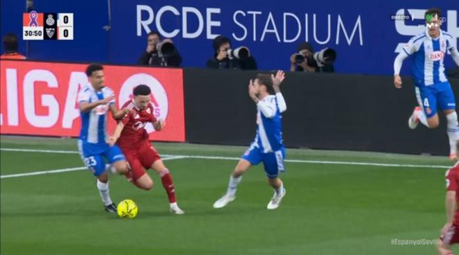 Polémica acción en el Espanyol-Sevila.