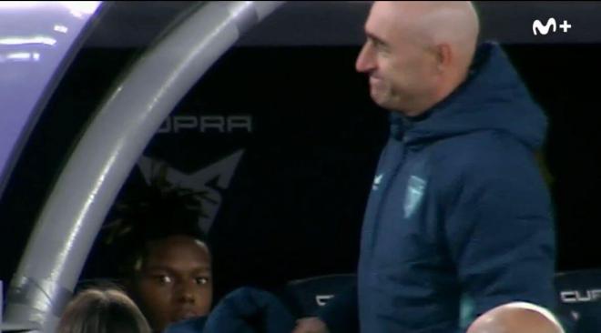 Miembro del staff del Athletic en Barcelona. (Foto: Movistar Plus)