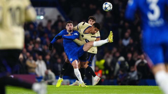 Ronald Araújo pugna con Pedro Neto en el Chelsea - FC Barcelona (Foto: CordonPress).