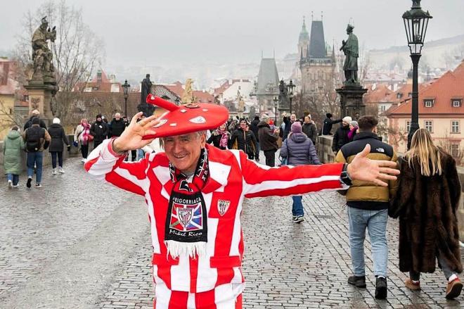 Antxon y la afición rojiblanca apoyando al equipo en Praga (Foto: Athletic Club).