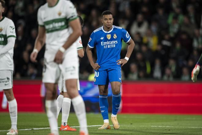 Mbappé, con las manos en la cintura durante el Elche-Real Madrid (FOTO: Europa Press).