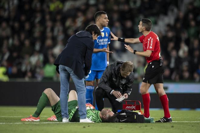 Mbappe protesta ante el árbitro por el tiempo (FOTO: Europa Press).