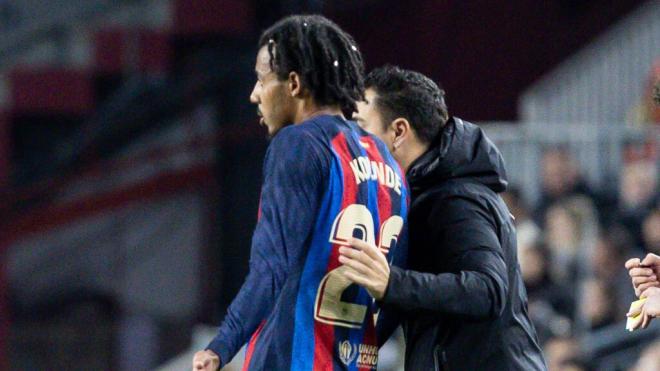 Xavi Hernández con Jules Koundé (Cordon Press)