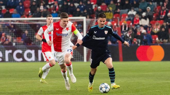 Galarreta agarrado ante el Slavia en Champions en Praga (Foto: Athletic Club).
