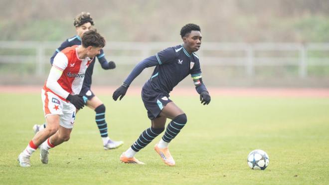 Elijah Gift, en acción contra el Slavia de Praga en la Youth League (Foto: Athletic Club).