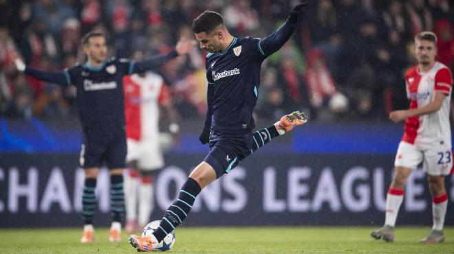 Tiro de Gorka Guruzeta en el partido ante el Slavia de Champions en Praga (Foto: Athletic Club).