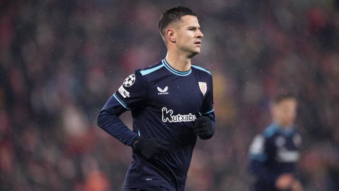 Gorka Guruzeta corre en el partido ante el Slavia de la Champions League en Praga (Foto: Athletic Club).