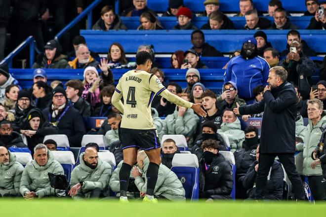 Hansi Flick saluda a Ronald Araujo tras su expulsión en el Chelsea-Barça (Foto: Cordon Press).