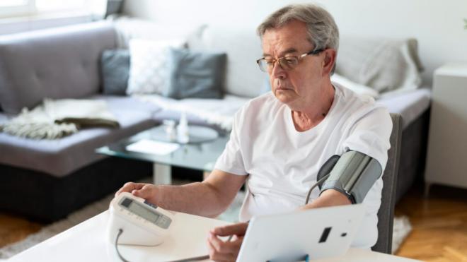 Hombre tomándose la tensión en su casa (Freepik)