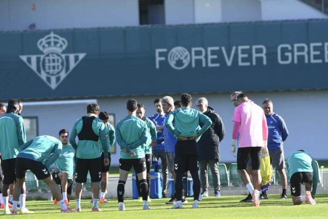 Manuel Pellegrini, en la previa del entrenamiento del martes (Foto: Kiko Hurtado).