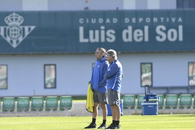 Manuel Pellegrini, en la previa del entrenamiento del martes (Foto: Kiko Hurtado).