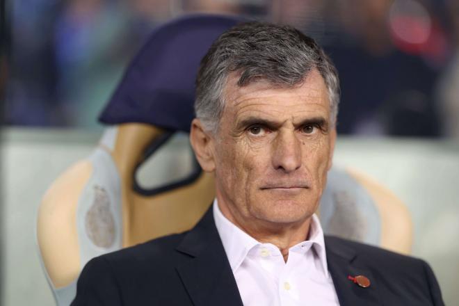 José Luis Mendilibar dirige un partido de Olympiakos. (Foto: Cordon Press)