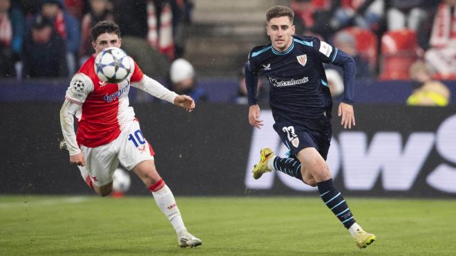 Robert Navarro ante el Slavia en Champions en Praga (Foto: Athletic Club).