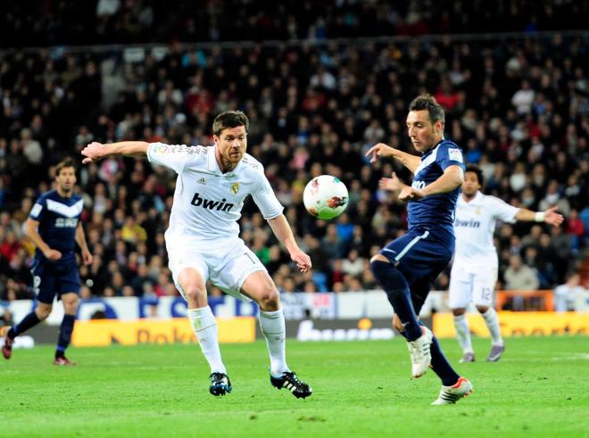 Xabi Alonso contra Santi Cazorla (Cordon Press)