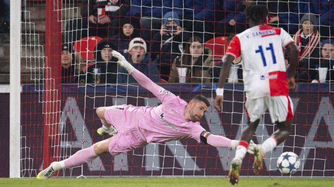 Estirada de Unai Simón ante el Slavia en Champions en Praga (Foto: Athletic Club).