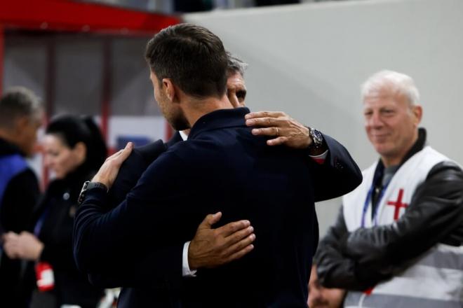 José Luis Mendilibar abraza a Xabi Alonso. (Foto: EFE)