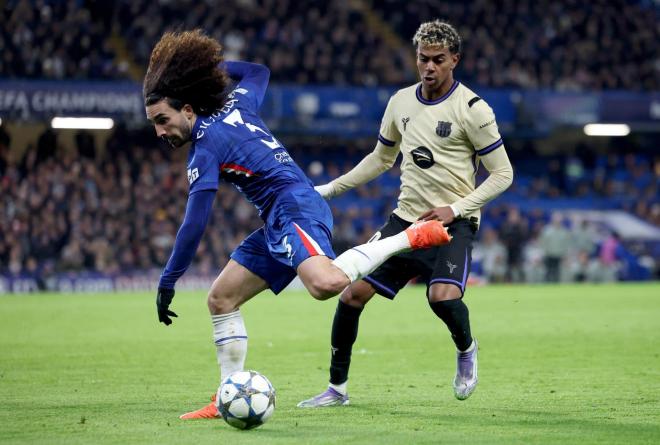 Lamine Yamal contra Cucurella (EFE)